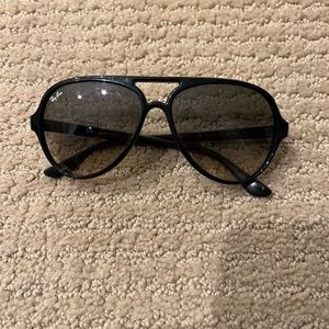 Black rayban aviators